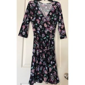 LEOTA FLORAL DAINTY FAUX WRAP DRESS RUFFLE BOTTOM - SIZE M
